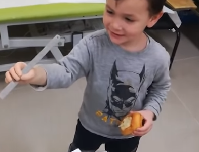 La reacción de un niño al utilizar por primera vez su brazo biónico. La reacción de un niño al utilizar por primera vez su brazo biónico.